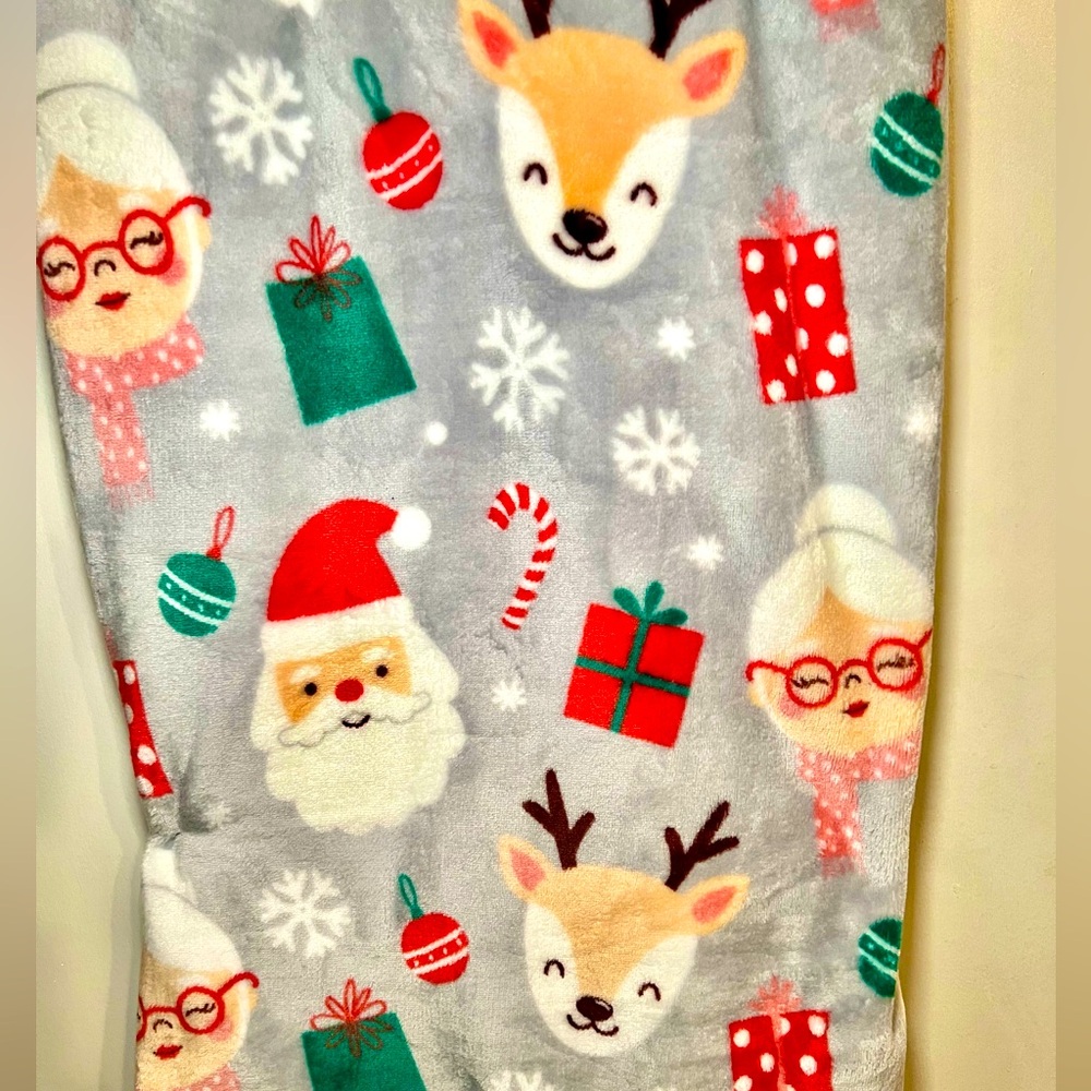 Mrs. Claus Santa & Reindeer Decorative Christmas Throw Blanket Gifts Smowflakes